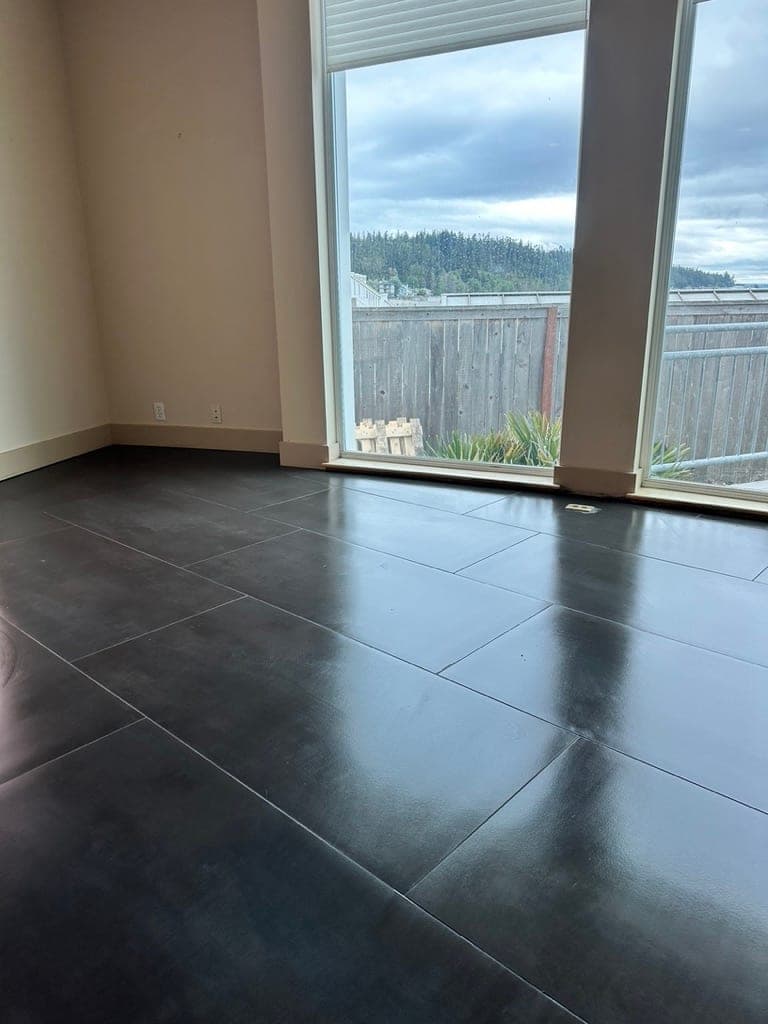 Charcoal large-format floor in a room with floor-to-ceiling windows
